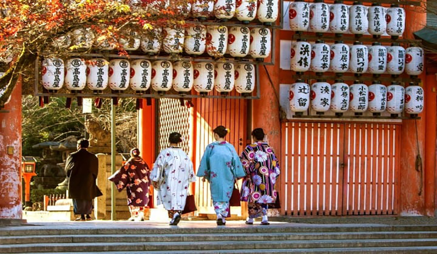 ژاپنی‌ها در روز اول سال نو برای برگزاری مراسم دعا به معبد می‌روند