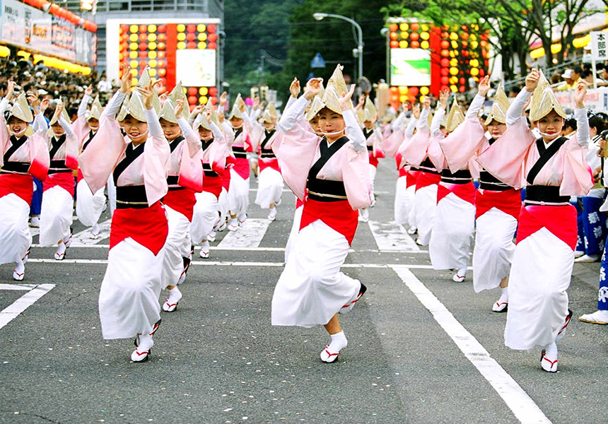 رقصندگان ژاپنی با کیمونو در حال برگزاری جشن obon