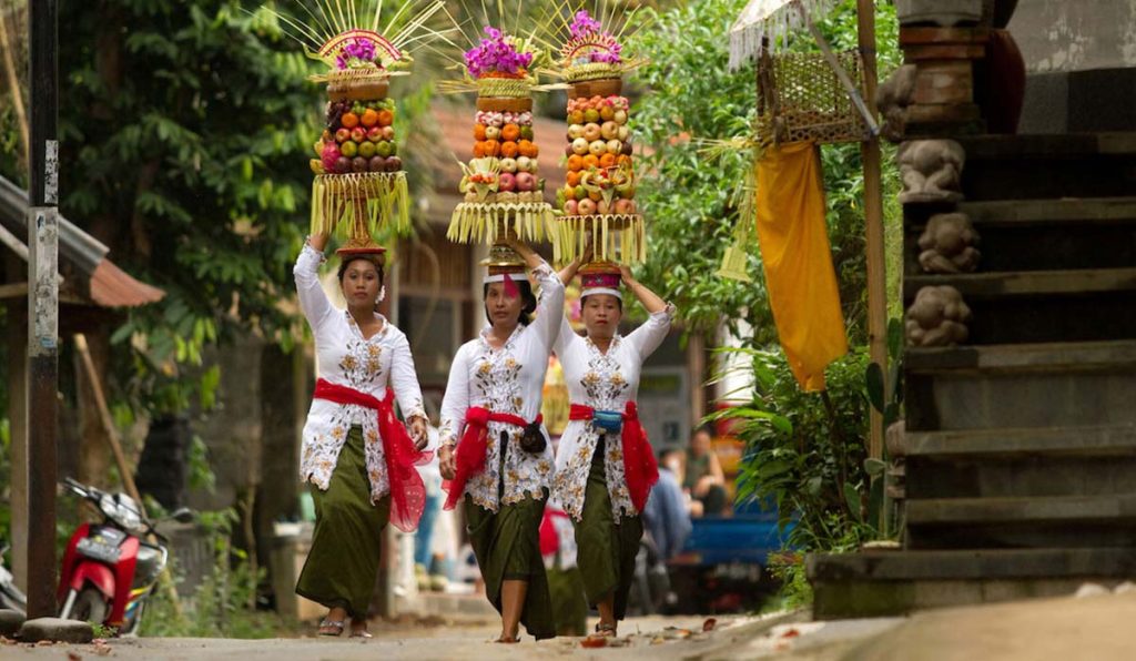 اب‌ و رسوم و فرهنگ مردم بالی