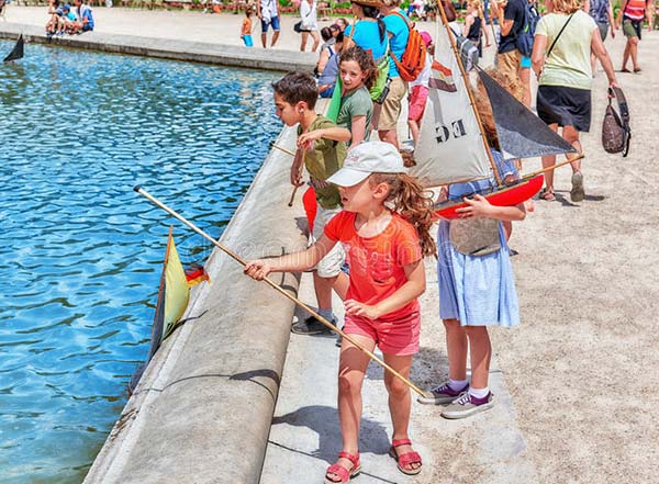 تفریحات ویژه کودکان در باغ لوکزامبورگ در فرانسه