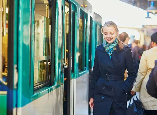بوسیدن به سبک فرانسوی در ایستگاه‌های قطار ممنوع است قوانین مترو