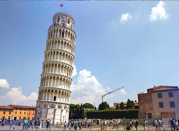 بیش از 840 سال است که با قامت خمیده خود به نماد کشور پر جاذبه ایتالیا بدل شده و صدها نفر برای دیدنش ساعت‌ها در انتظار می‌ایستند. درباره برج پیزا صحبت می‌کنیم برجی که شاید به دلیل ناموزون بودن بنای ابتدایی‌اش کمتر کسی فکر می‌کرد صدها سال دوام آورده و به یکی از معروفترین برج‌های دنیا بدل شود اما به طور حیرت انگیزی همچنان با پا برجا و استوار مانده هر ساله با فرا رسیدن فصل سفر و گردشگری هزاران بازدید کننده دارد. قطعا درباره برج کج پیزا بسیار شنیده‌اید اما آیا تا به حال به دلیل کج بودن آن فکر کرده‌اید؟ به نظر شما انحنای این برج معروف عمدی بوده یا فقط یک خطای انسانی پیزا را به اوج محبوبیت رسانده است؟