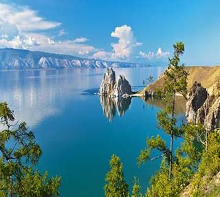 "گالاپاگوس روسیه" نامی ست که دریاچه بایکال به آن معروف شده است. دریاچه‌ای که 20 تا 25 میلیون سال قدمت داشته و 20 درصد از کل ذخیره آب شیرین منجمد نشده دنیا را در خود جای داده است! با این وصف ما با یکی از قدیمی‌ترین، مهم‌ترین و زیباترین دریاچه‌های دنیا روبرو هستیم که در کنار تمامی این‌ ویژگی‌ها به عنوان یکی از پرطرفدارترین جاذبه های گردشگری روسیه نیز شناخته می‌شود. در اینجا با ویژگی‌ها و بهترین فصل سفر به بایکال روسیه آشنا می‌شویم.
