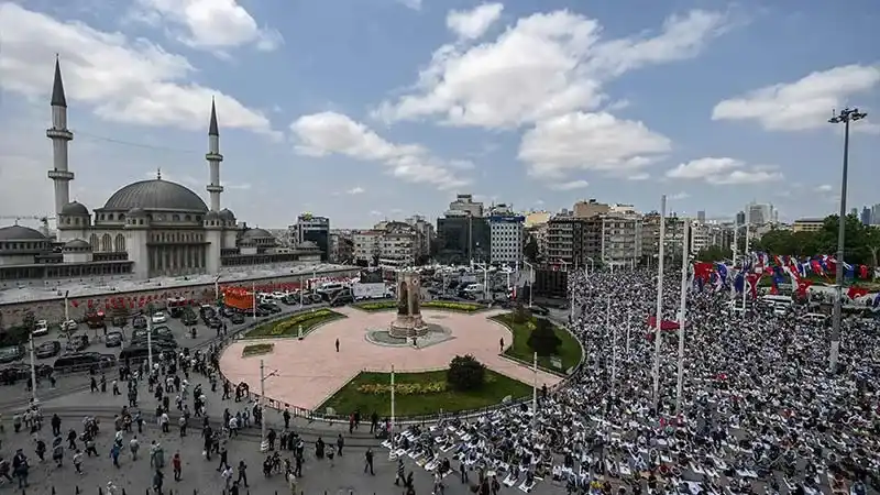 پیشینه‌ای از میدان تکسیم استانبول
