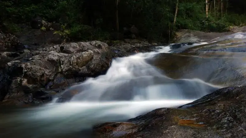 آبشار های تلاگا توجو از زیباترین جاذبه های گردشگری لنکاوی