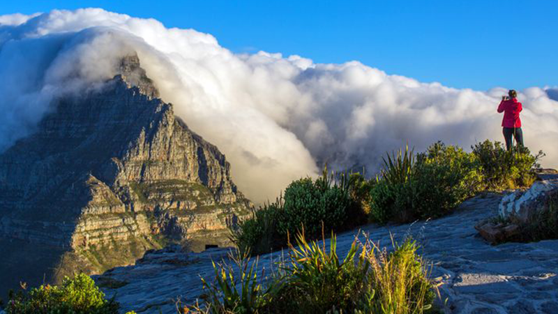 کوه تیبل یا Table Mountain یا کوه میز با پدیده ی سفره یا رو میزی یا table cloth در کیپ تاون آفریقای جنوبی 