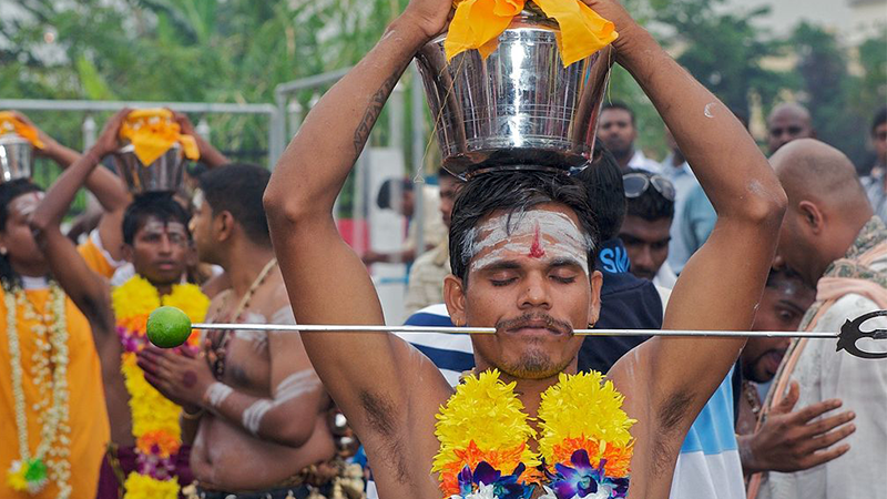 آداب و رسوم عجیب هندی / مراسم سوراخ کردن بدن با قلاب و نیزه 