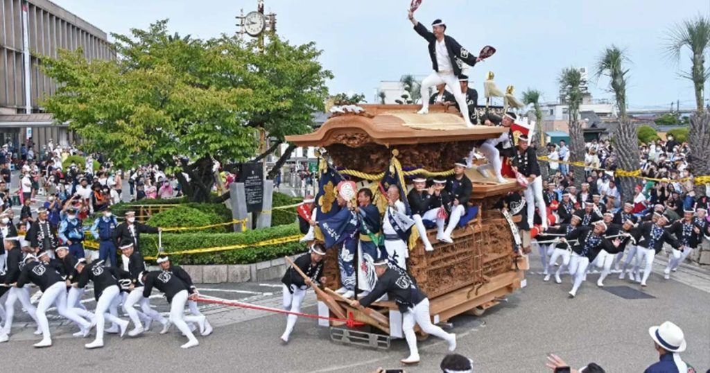 نمایش ارابه ها در جشنواره کشیدن ارابه‌های سنگین چوبی در ژاپن