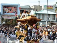 جشن کشیدن ارابه‌های سنگین چوبی در ژاپن - کیشیوادا دانجیری ماتسوری (Kishiwada Danjiri Matsuri)