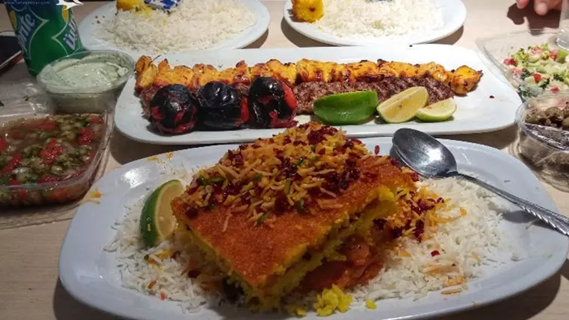 بهترین رستوران‌های ایرانی تهران کدامند؟ ته چین مسلم بازار تهران 