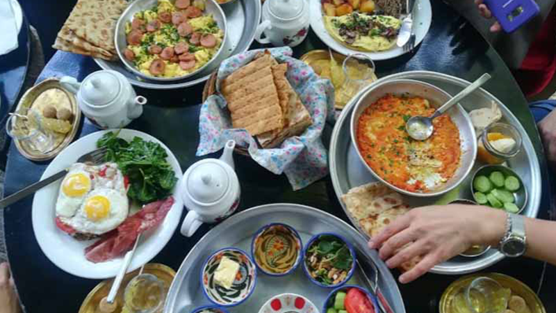 بهترین صبحانه‌های تهران : کافه چای بار 