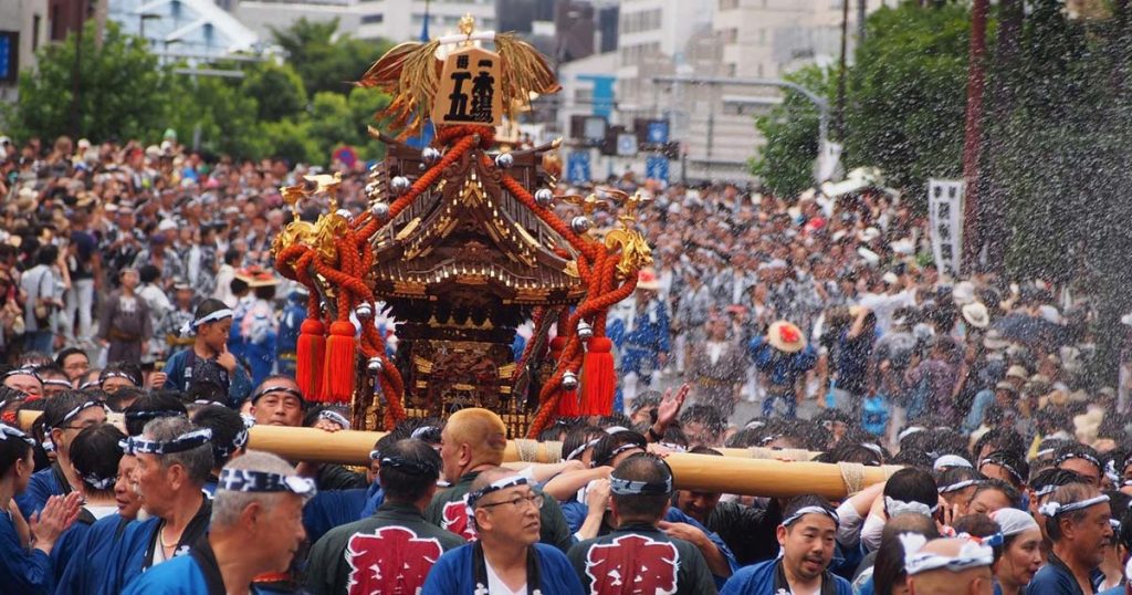 هاچیمانگو ماتسوری (Hachimangu Matsuri) - فستیوالی در کاماکورا با مراسم شینتو
