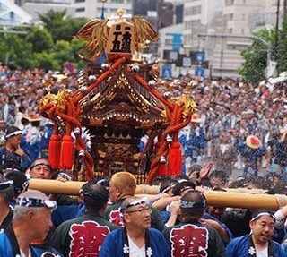 هاچیمانگو ماتسوری (Hachimangu Matsuri) - فستیوالی در کاماکورا با مراسم شینتو