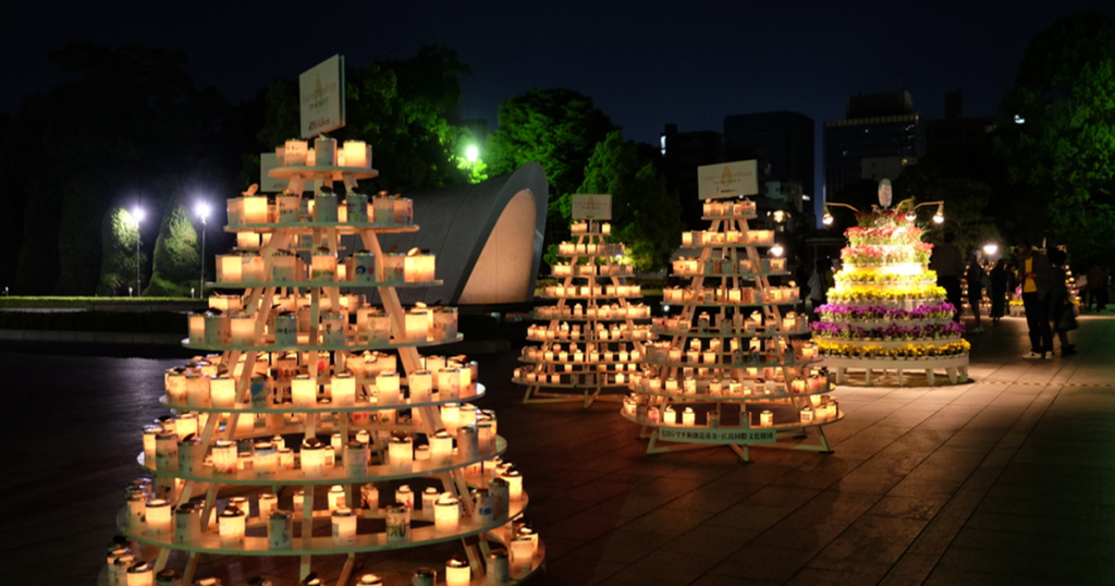 مراسم روشن کردن شمع در جشنواره گل هیروشیما 
