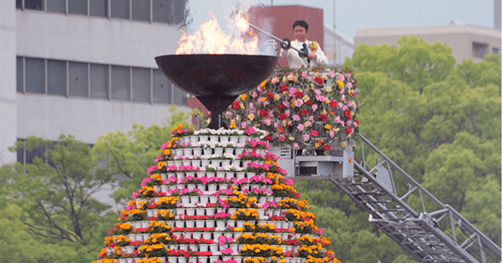 اجرای مراسم برج گل در جشنواره گل هیروشیما