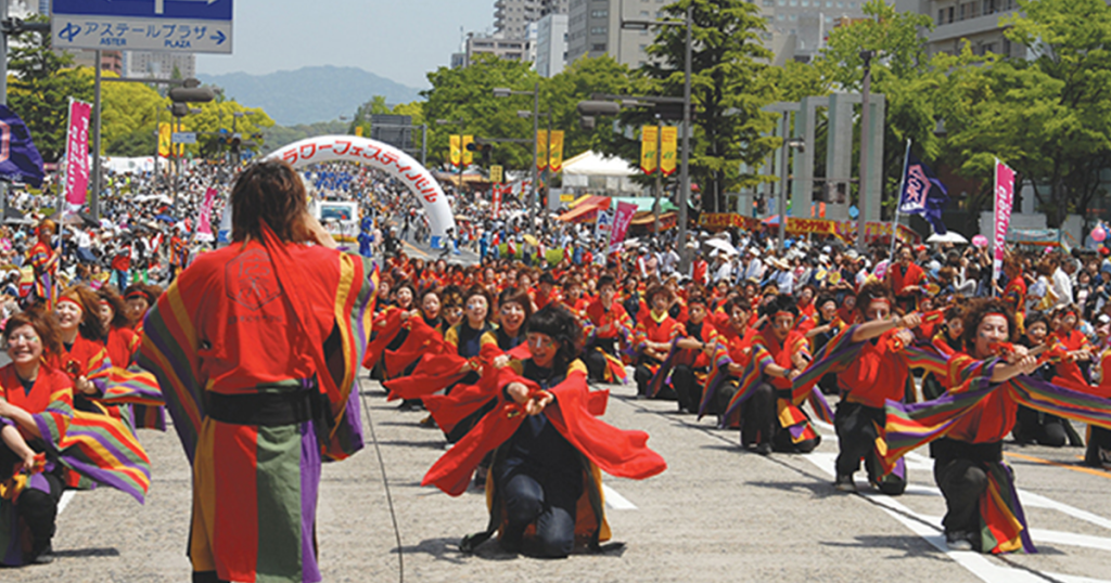 اجرای مراسم یوساکوی در جشنواره گل هیروشیما