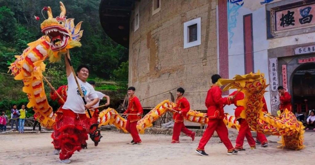تماشای رقص‌ اژدها و شیر در جشنواره فانوس
