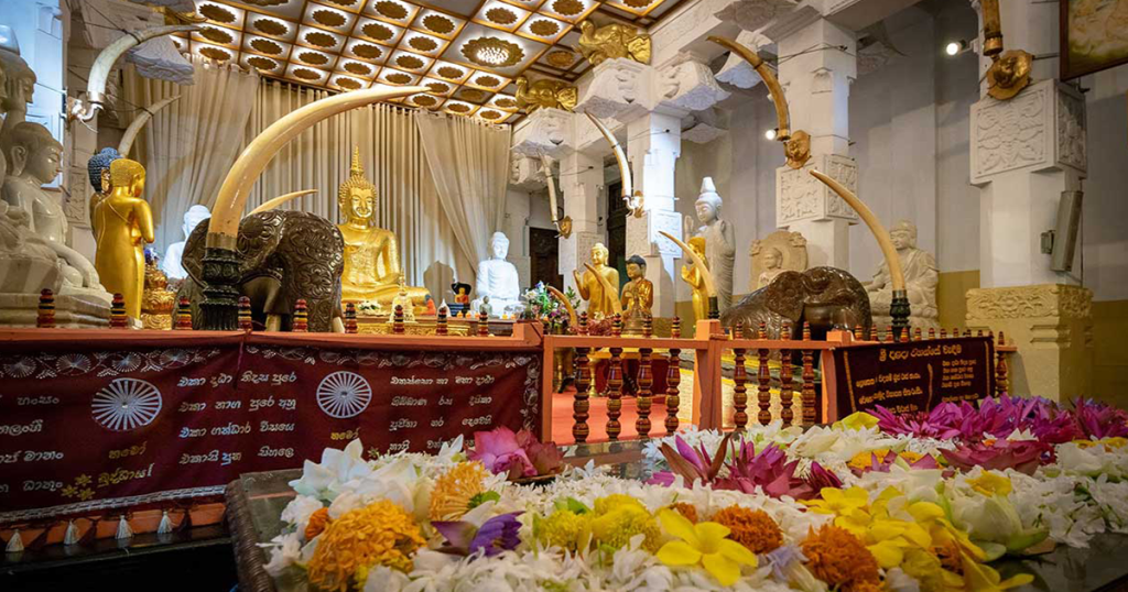 معبد دندان مقدس (Temple of the Sacred Tooth Relic) سریلانکا