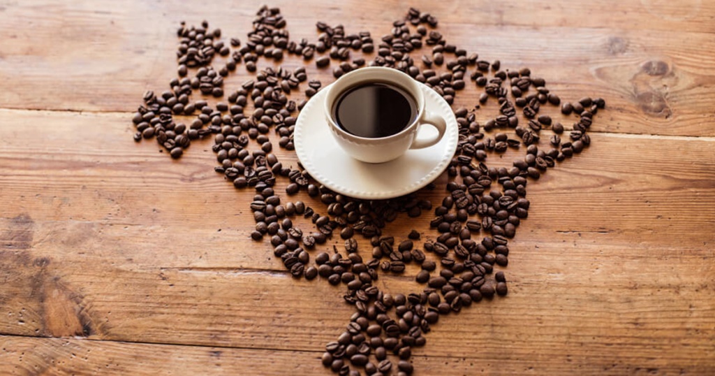 تصویری از نقشه برزیل با دانه‌های قهوه و فنجانی پر از قهوه 