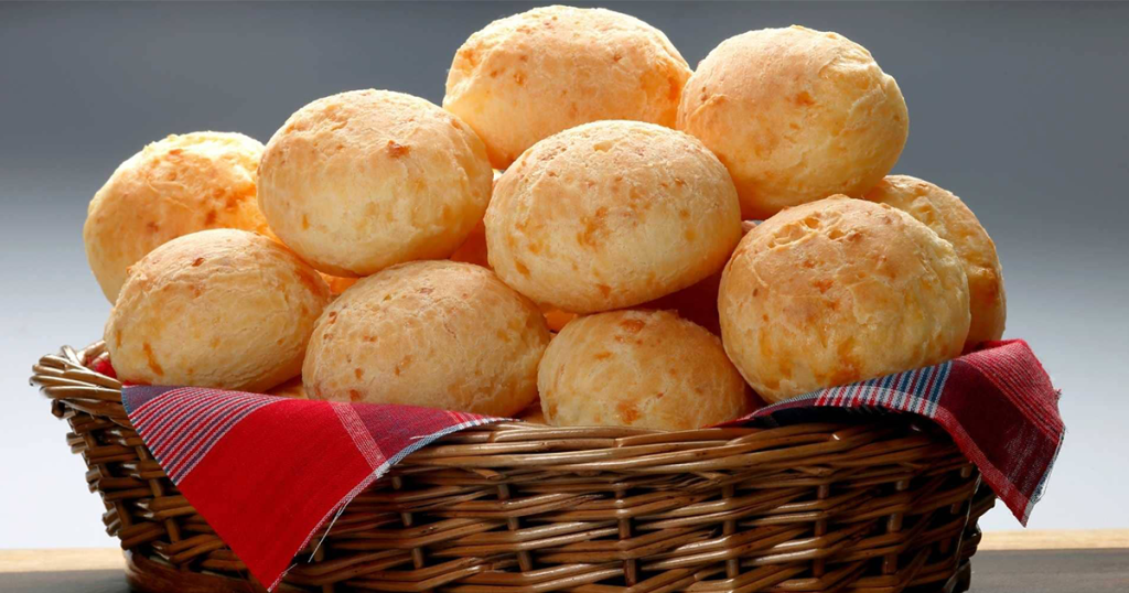 پائو دِکویجو (Pão de Queijo)؛ یک نوع نان سبک و گرد برزیلی است که پنیر محلی نیز دارد.