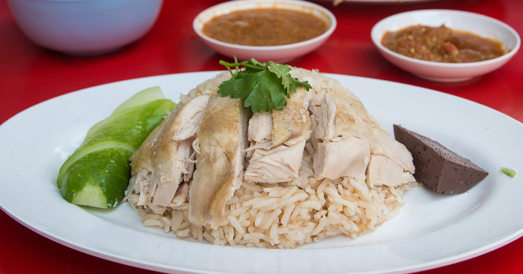 کو مانگ گای (Khao Man Gai -   مرغ بخارپز شده با برنج) یی از غذاهای خیابانی تایلند