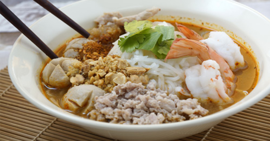 کوای تیو مو ( Kway Teow Moo -سوپ نودل با گوشت خوک) یکی از غذاهای خیابانی تایلند 