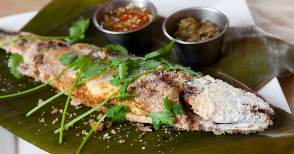 پلا پو (Pla Pao -  ماهی کبابی در نمک) یکی از غذاهای خیابانی تایلند