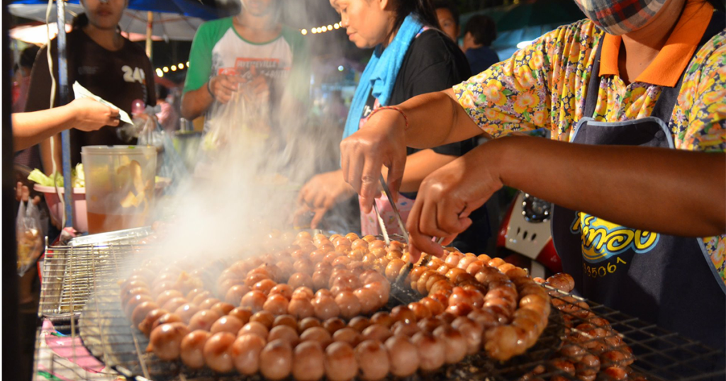  سای کورک لسن (Sai Krok Isan -  سوسیس ترش) یکی از غذاهای خیابانی تایند