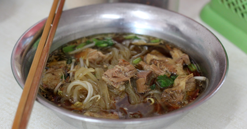 کوای تیو نوا ( Kway Teow Nua - سوپ نودل با گوشت گاو) یکی از غذاهای خیابانی تایلند 