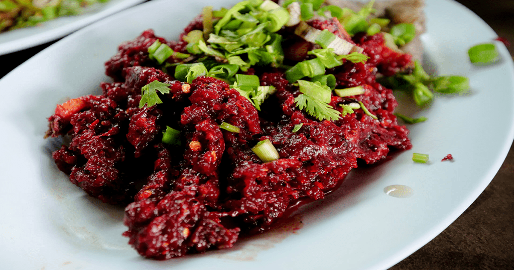 سالاد گوشت گاو خام (Thai Raw Beef Salad) یکی از عجیب ترین غذاهای تایلندی