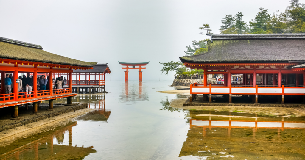 تصویری از Itsukushima Shrine (معبد ایتسوکوشیما) یکی از معابد ژاپن 