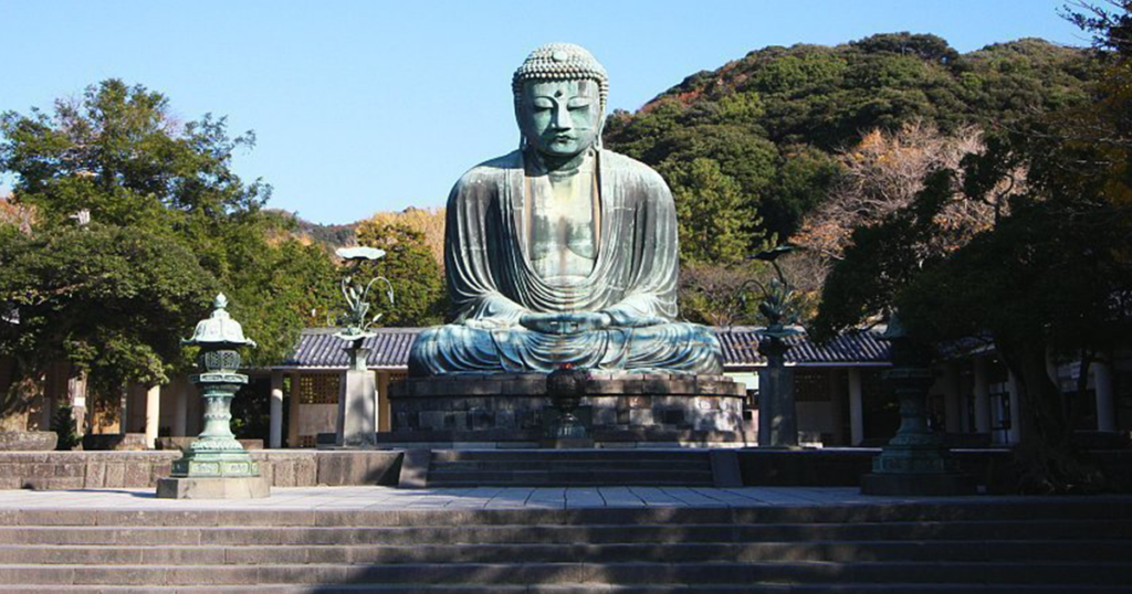 تصویری از بودای بزرگ کاماکورا (Kamakura Daibutsu) یکی از معابد ژاپن 