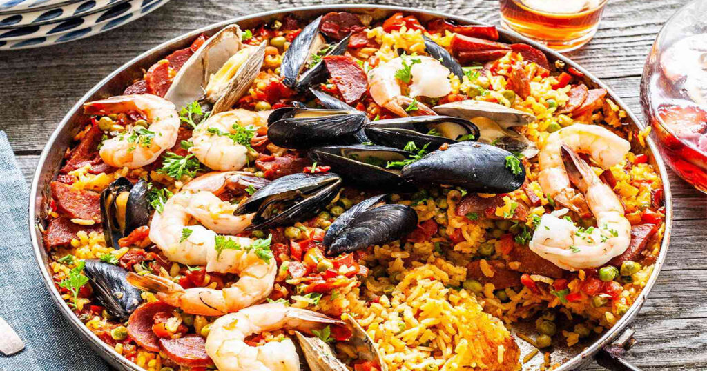 نصویری از پایلا (paella)، یک غذای دریایی اسپانیایی