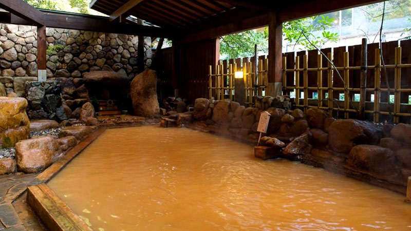 3- به چشمه آب گرم و سلامتی آریما اونسن (Arima Onsen) بروید