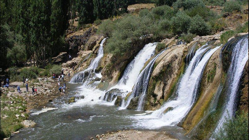 پیک نیک در آبشار مرادیه از جاهای تفریحی وان ترکیه