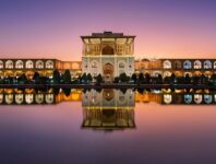 بهار، فصل زنده‌شدن طبیعت و آغاز سفرهای دل‌انگیز در ایران است. نسیم ملایم، شکوفه‌های رنگارنگ و آب‌و‌هوای معتدل، بهار را به بهترین زمان برای گردش و کشف زیبایی‌های این سرزمین تبدیل کرده است؛ از کوه‌های سرسبز شمال تا سواحل نیلگون جنوب، همه‌چیز حکایت از سفری بی‌نظیر و فراموش‌نشدنی دارد. اگر شما هم به‌دنبال مقصدی خاص برای سفر نوروزی یا اردیبهشتی هستید، این مقاله راهنمایی جامع برایتان خواهد بود. همراه ما باشید تا با بهترین شهرهای ایران برای سفر در بهار آشنا شوید و خدمات ویژه تورهای ستاره ونک را نیز بشناسید.