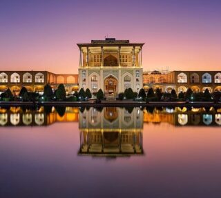 بهار، فصل زنده‌شدن طبیعت و آغاز سفرهای دل‌انگیز در ایران است. نسیم ملایم، شکوفه‌های رنگارنگ و آب‌و‌هوای معتدل، بهار را به بهترین زمان برای گردش و کشف زیبایی‌های این سرزمین تبدیل کرده است؛ از کوه‌های سرسبز شمال تا سواحل نیلگون جنوب، همه‌چیز حکایت از سفری بی‌نظیر و فراموش‌نشدنی دارد. اگر شما هم به‌دنبال مقصدی خاص برای سفر نوروزی یا اردیبهشتی هستید، این مقاله راهنمایی جامع برایتان خواهد بود. همراه ما باشید تا با بهترین شهرهای ایران برای سفر در بهار آشنا شوید و خدمات ویژه تورهای ستاره ونک را نیز بشناسید.