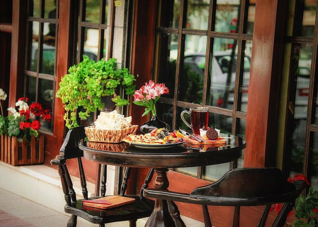 کافه عربیکا از بهترین کافههای مشهد