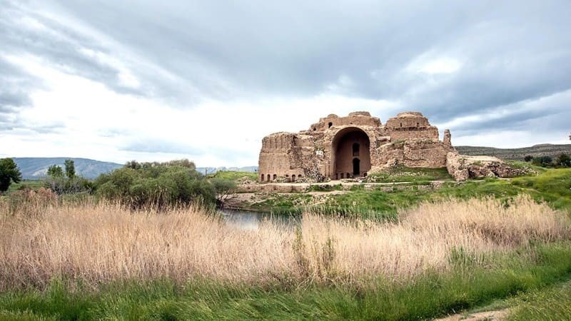 آشنایی با کاخ اردشیر بابکان + تاریخچه و رازهای معماری ساسانی تو شیراز