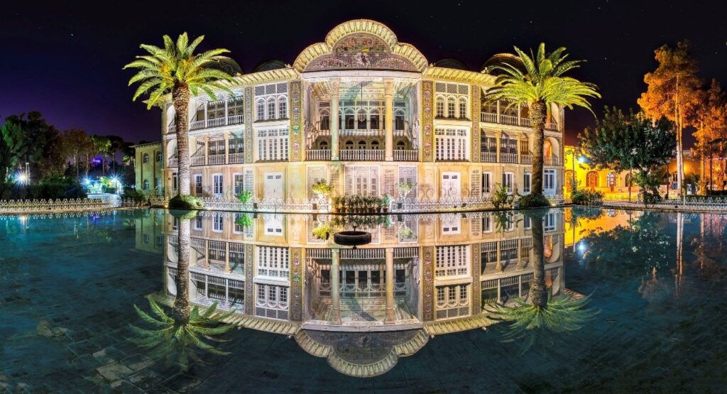 باغ ارم از جاهای دیدنی شیراز در شب