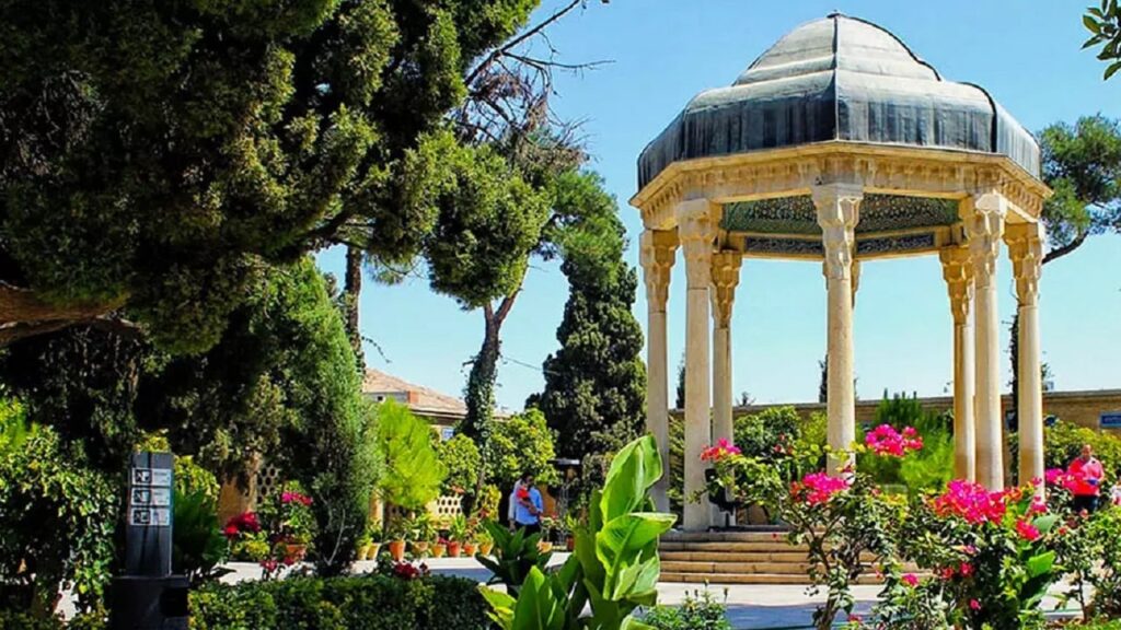 حافظیه شیراز؛ زیارتگاهی شاعرانه در دل شب‌های نارنج‌پوش