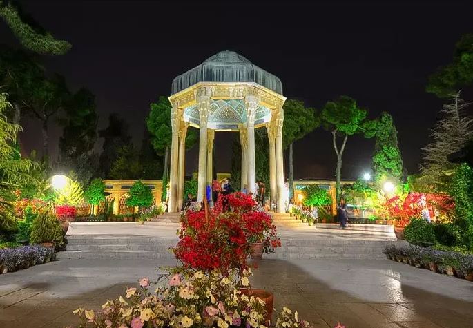 حافظیه شیراز از جاهای دیدنی شیراز در شب