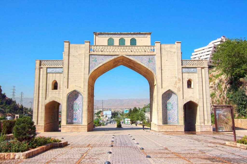 دروازه قرآن؛ بنایی ماندگار در آستانه ورود به جاذبه‌های تاریخی شیراز