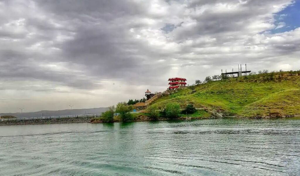 دریاچه سد چالیدره از زیباترین ییلاقات مشهد