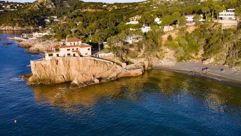پلاتجا فوندا (Platja Fonda) از آرام‌ترین سواحل کاستا براوا